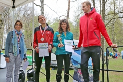 2017-Aulauf1-001 Johannes Trefz bei Siegerehrung mit Damen 10 km