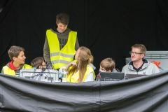 2017-Aulauf1-00704 Der DJ - rechts - und seine Fans