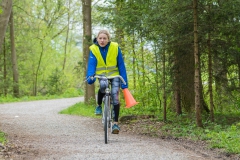 2017-Aulauf1-01550 Ein frierender Streckenguide bei der Arbeit