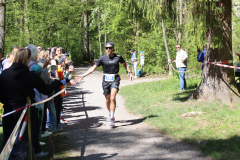 Sieger-10-km-Posch-klatscht-vor-dem-Ziel-ab